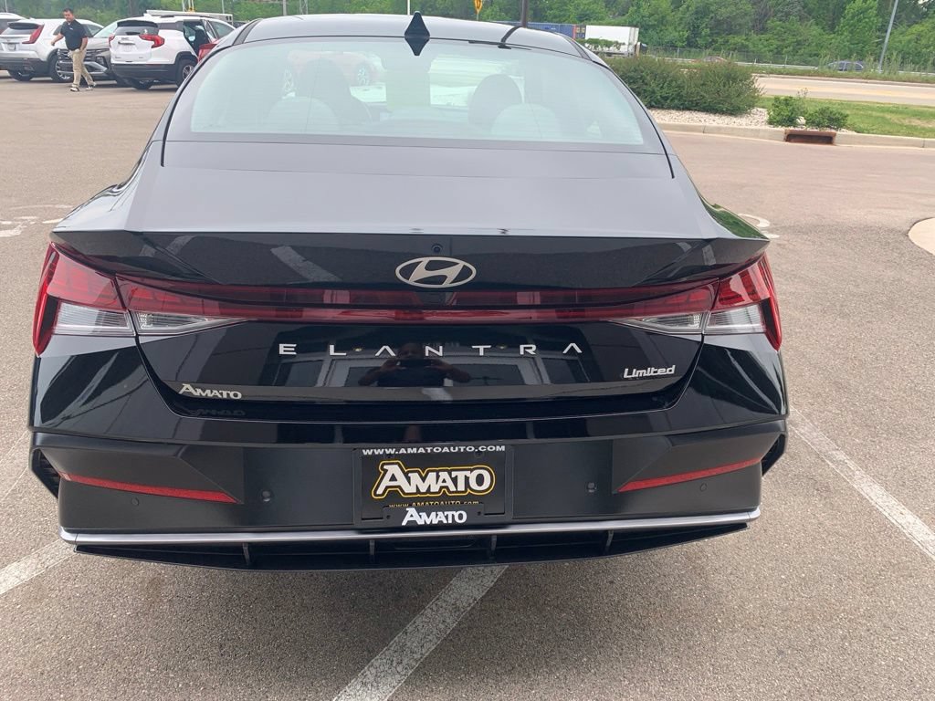Certified 2024 Hyundai Elantra Limited FWD image 4