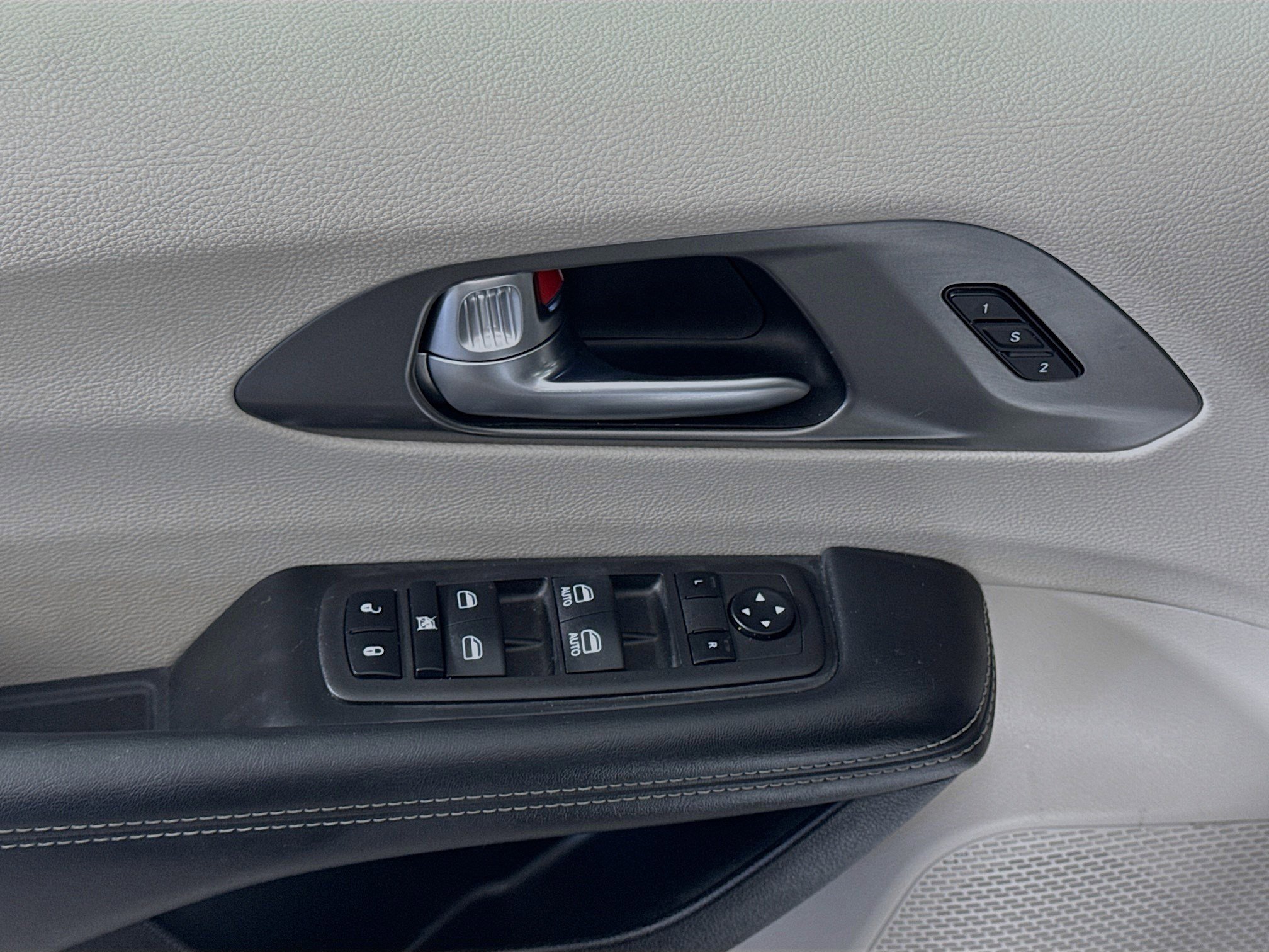 Used 2023 Chrysler Pacifica Touring-L image 24