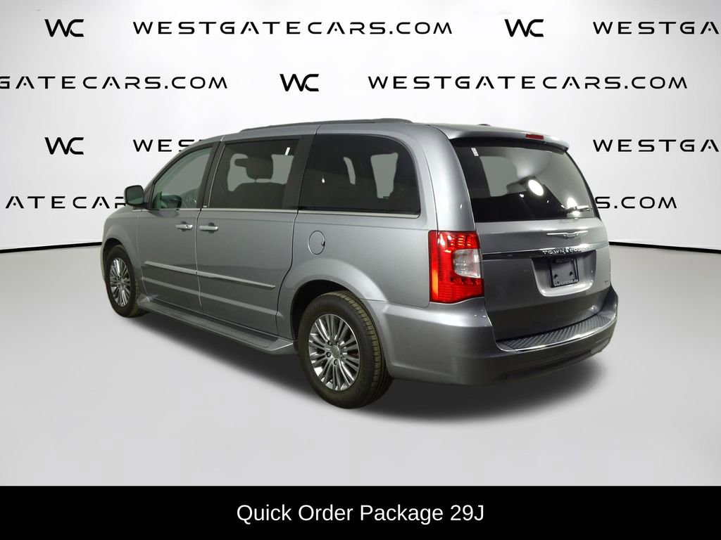Used 2014 Chrysler Town & Country Touring-L w/ Driver Convenience Group image 4