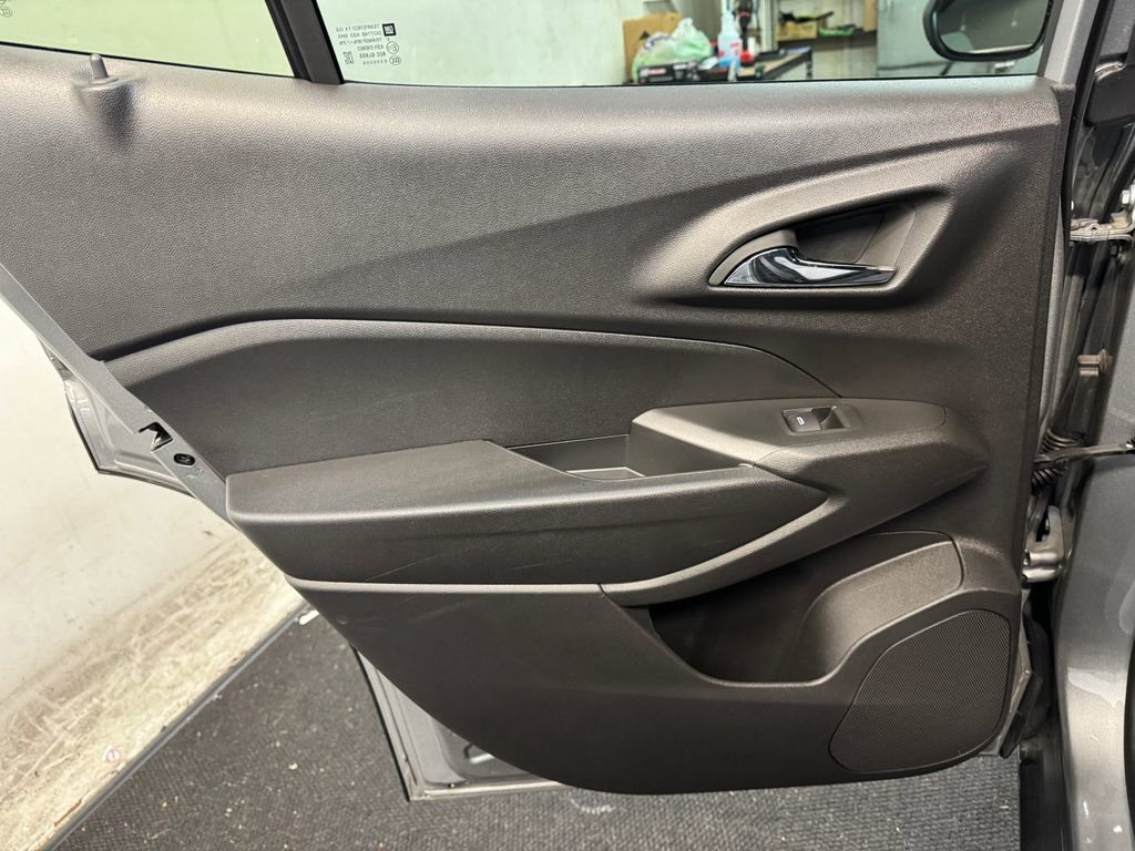 Used 2025 Chevrolet Trax RS FWD image 16