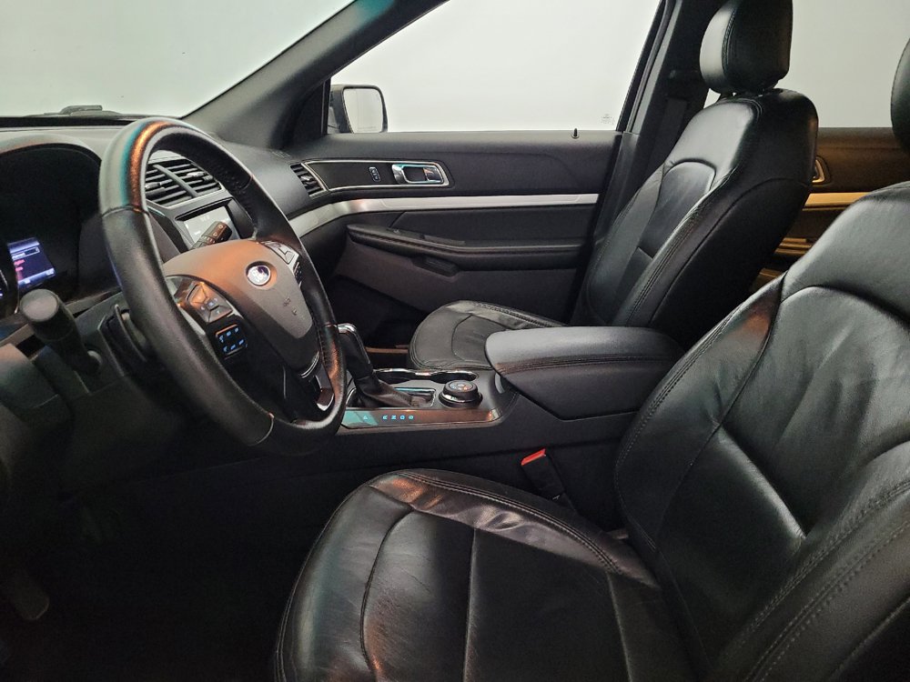 Used 2017 Ford Explorer XLT w/ Equipment Group 201A AWD/4WD image 17
