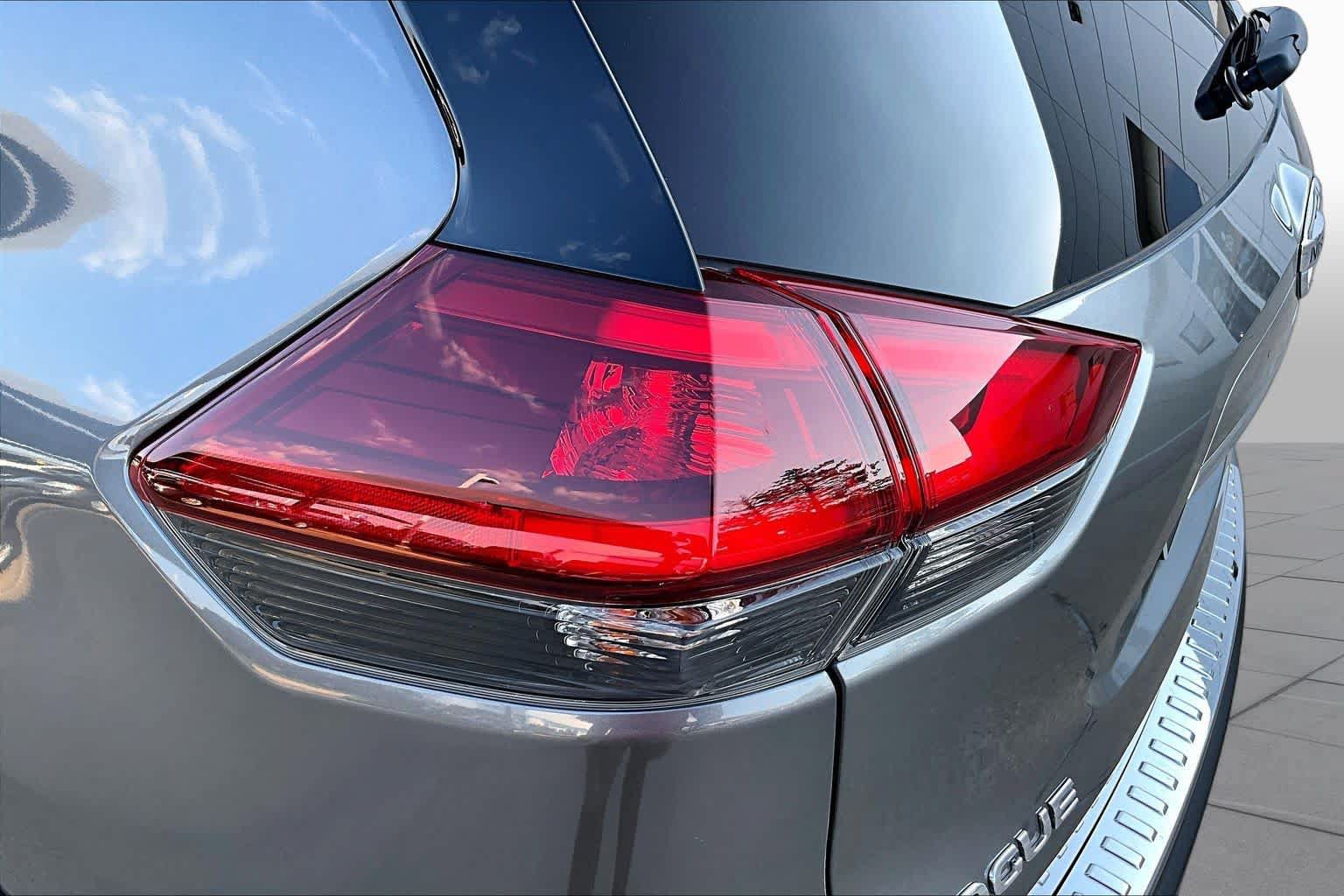 Used 2019 Nissan Rogue SV FWD image 27