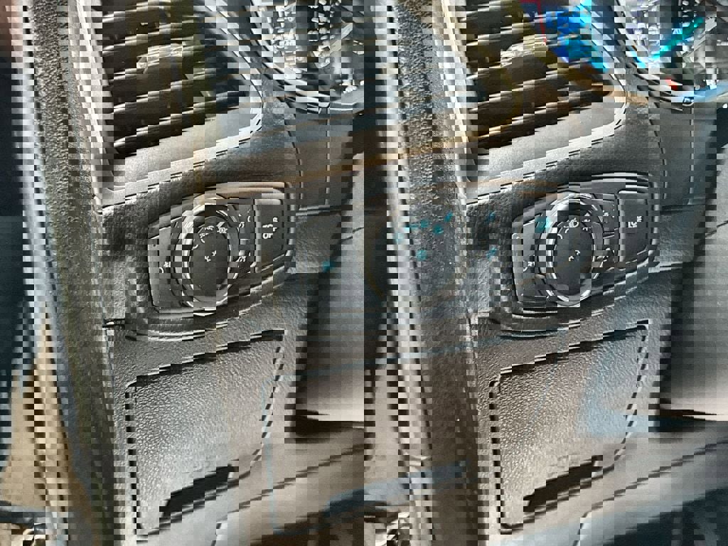 Used 2020 Ford Edge SEL image 16