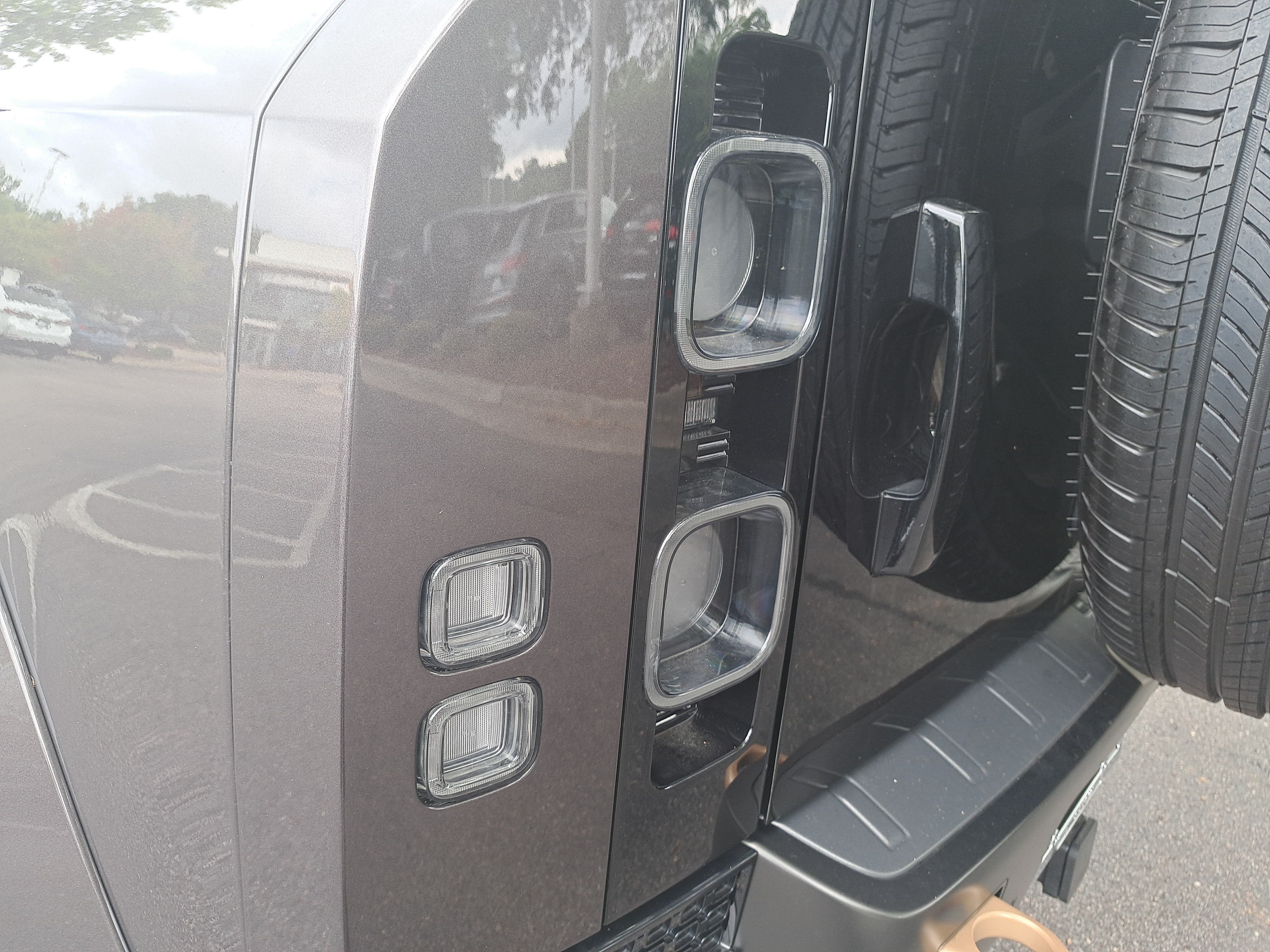 Used 2025 Land Rover Defender 110 AWD/4WD image 31