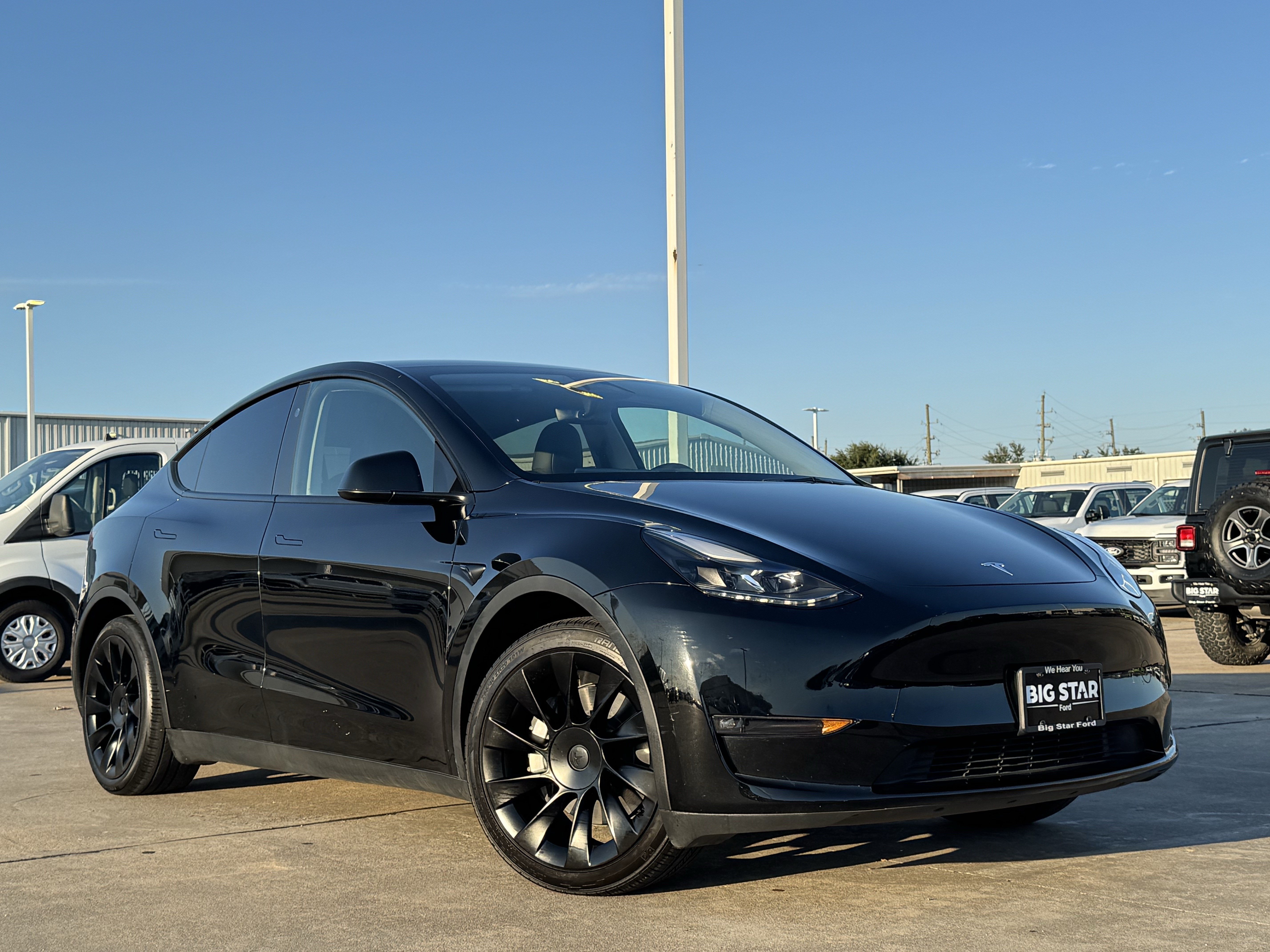 Used 2023 Tesla Model Y Long Range AWD/4WD image 2