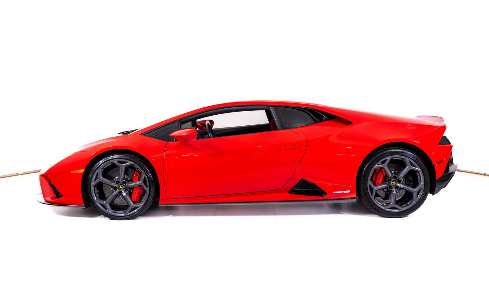 Used 2021 Lamborghini Huracan EVO RWD image 2