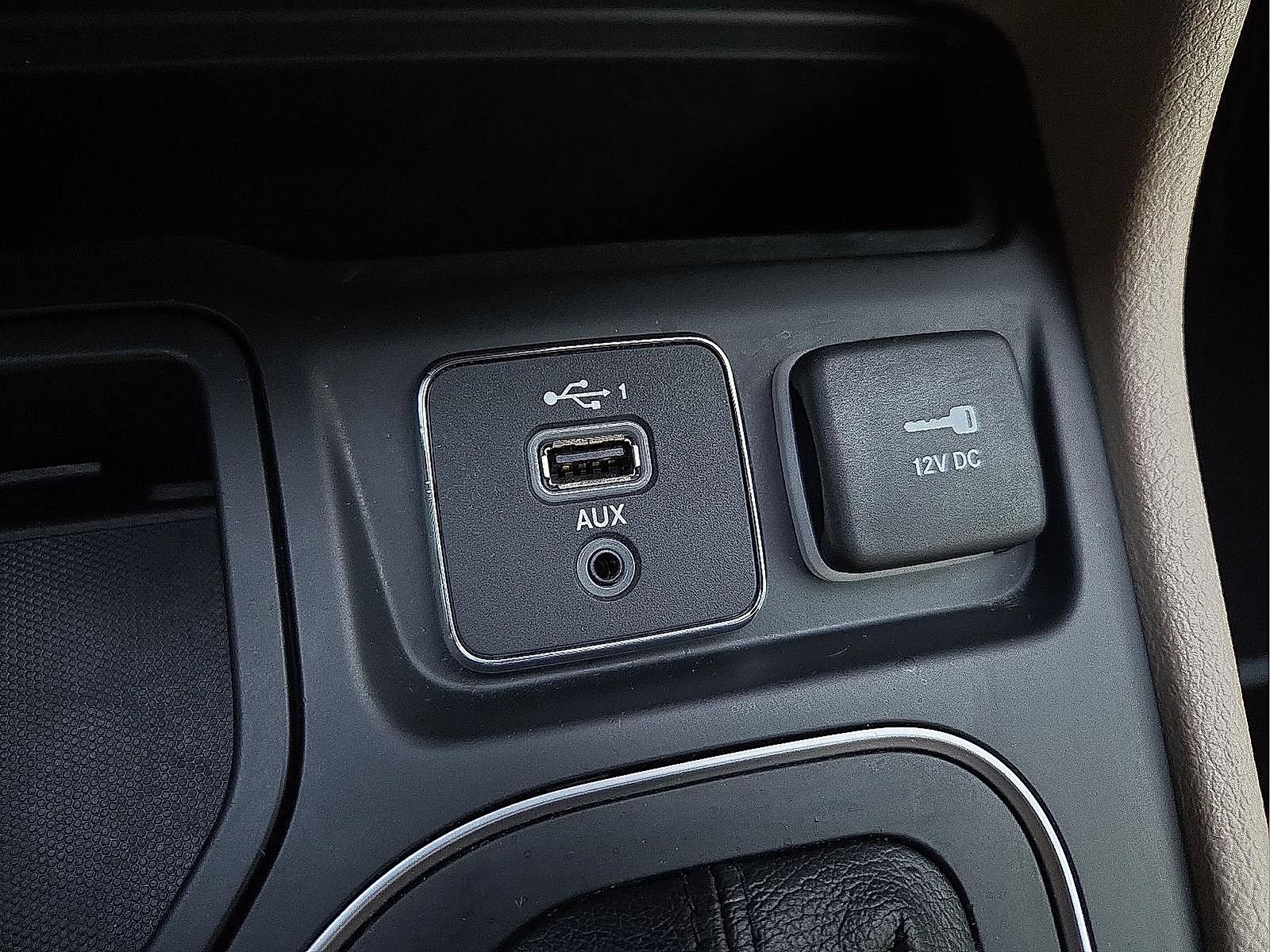 Used 2021 Jeep Cherokee Latitude w/ Mopar Interior Package FWD image 20