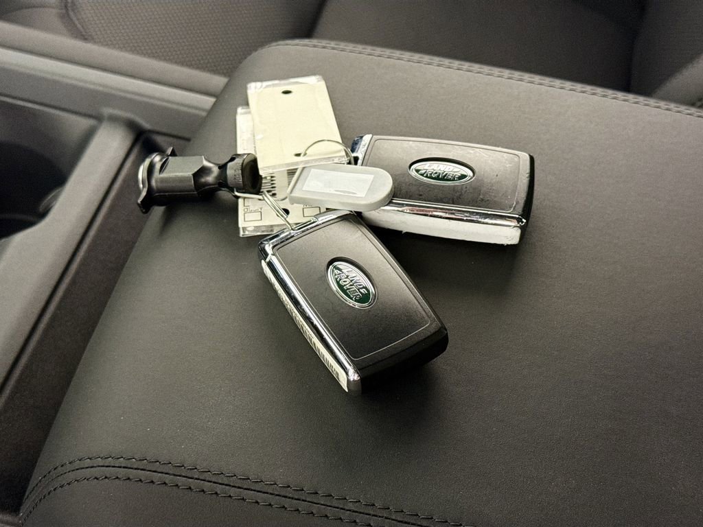 Used 2025 Land Rover Defender 110 X-Dynamic SE image 17