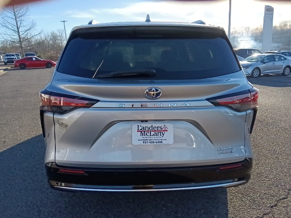 Used 2022 Toyota Sienna Limited image 4
