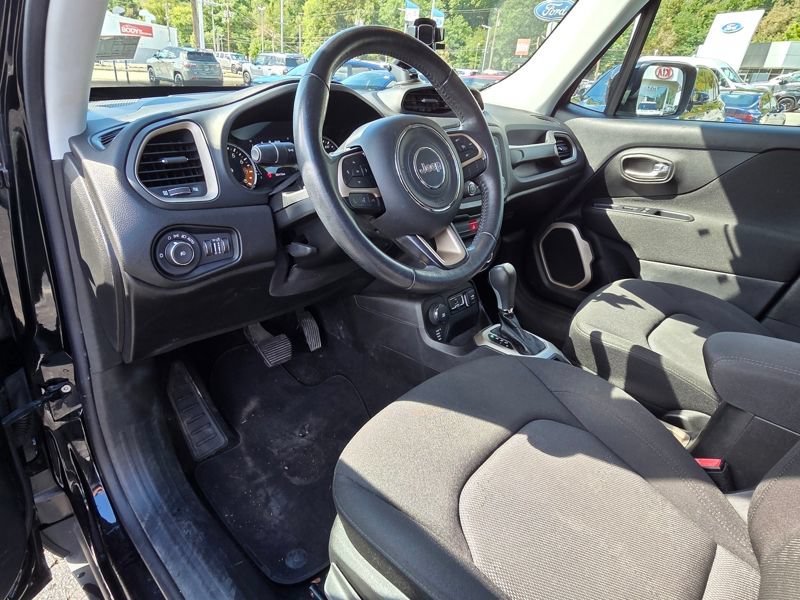 Used 2017 Jeep Renegade Latitude AWD/4WD image 9