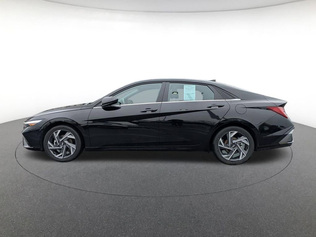 Used 2025 Hyundai Elantra SEL FWD image 8