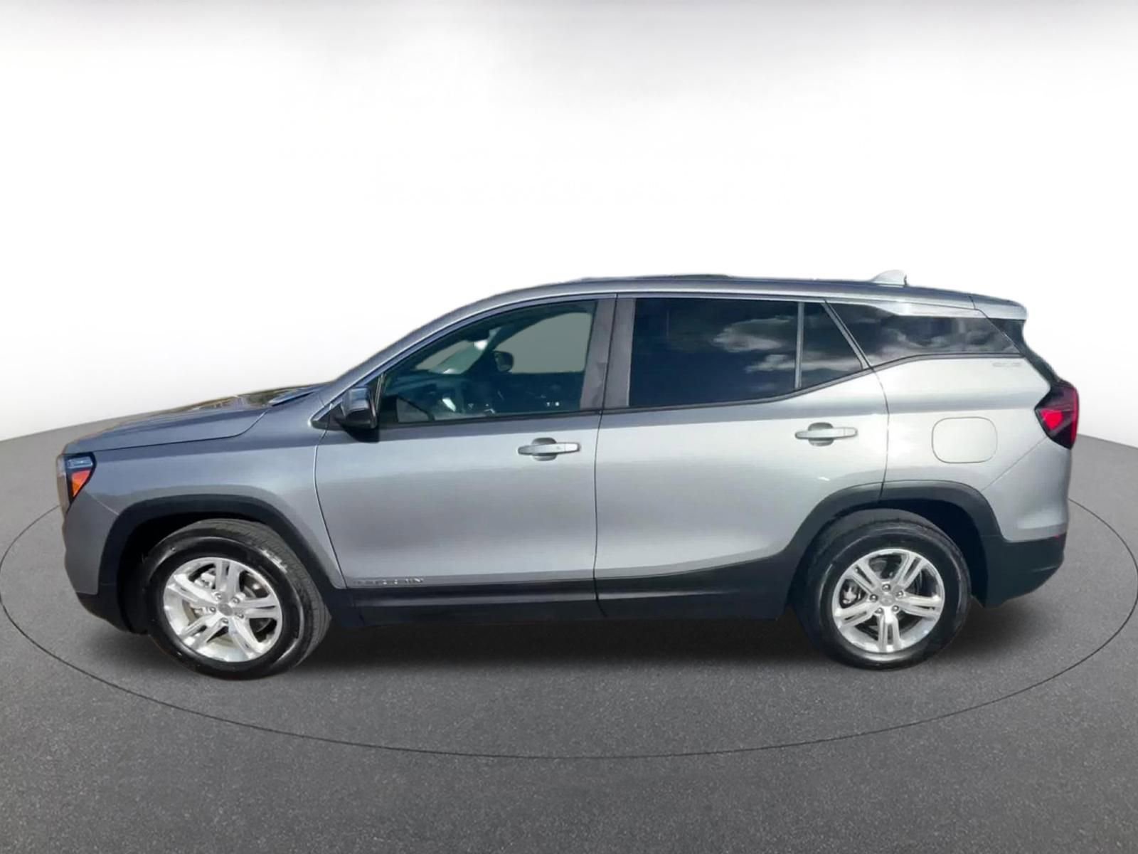 Used 2024 GMC Terrain SLE image 9