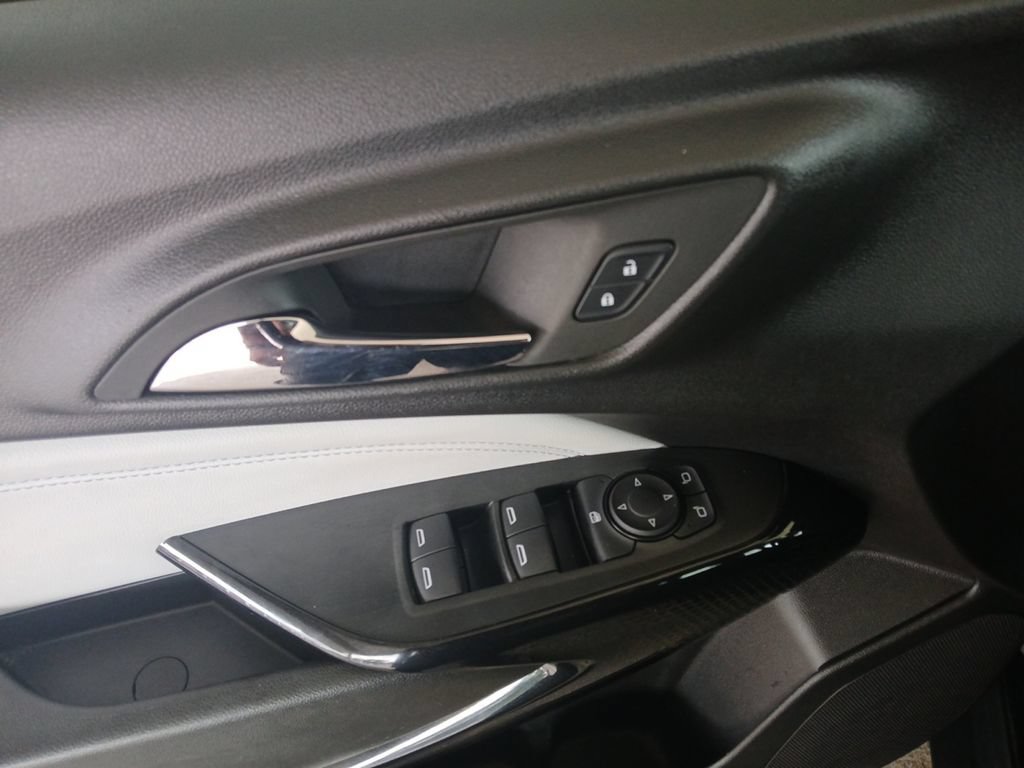 Used 2025 Chevrolet Trax LT FWD image 11