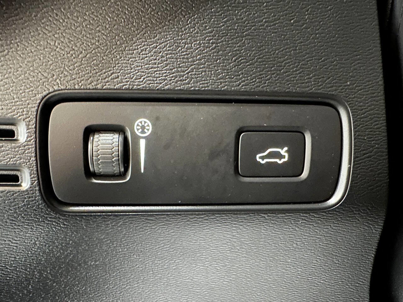 Used 2021 Volvo XC40 T5 Momentum image 19