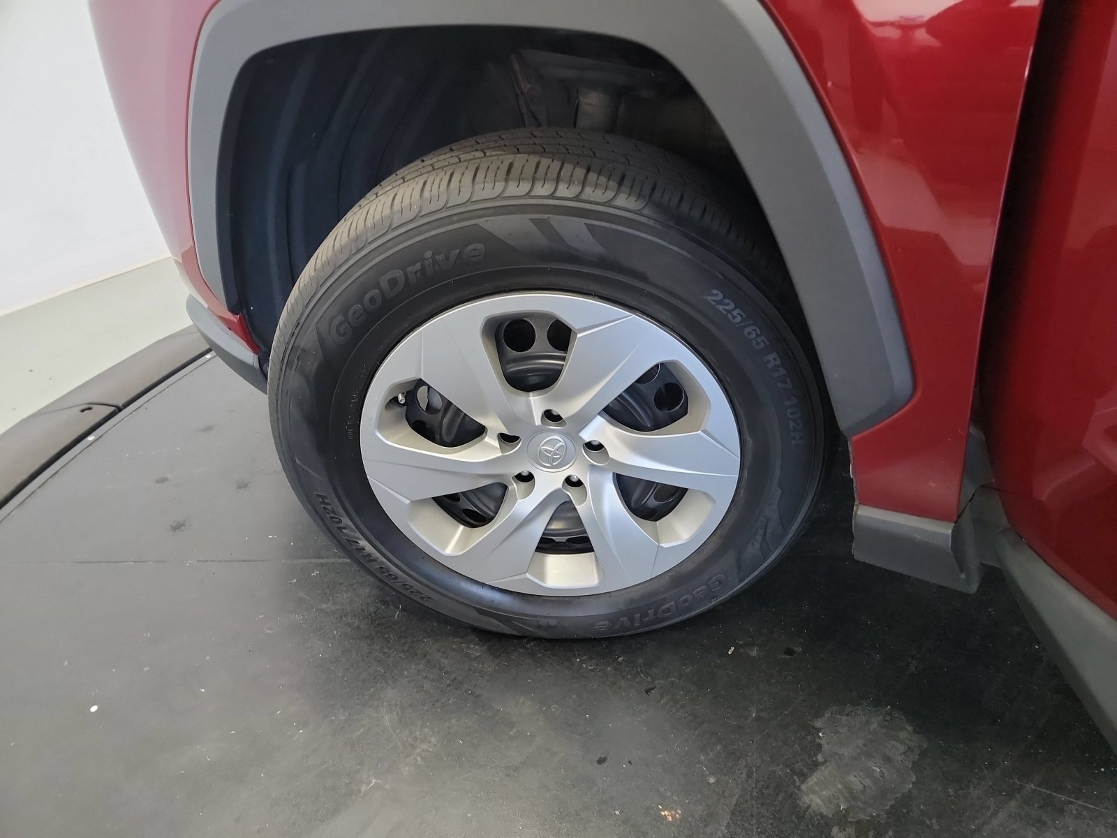 Used 2021 Toyota RAV4 LE AWD/4WD image 29