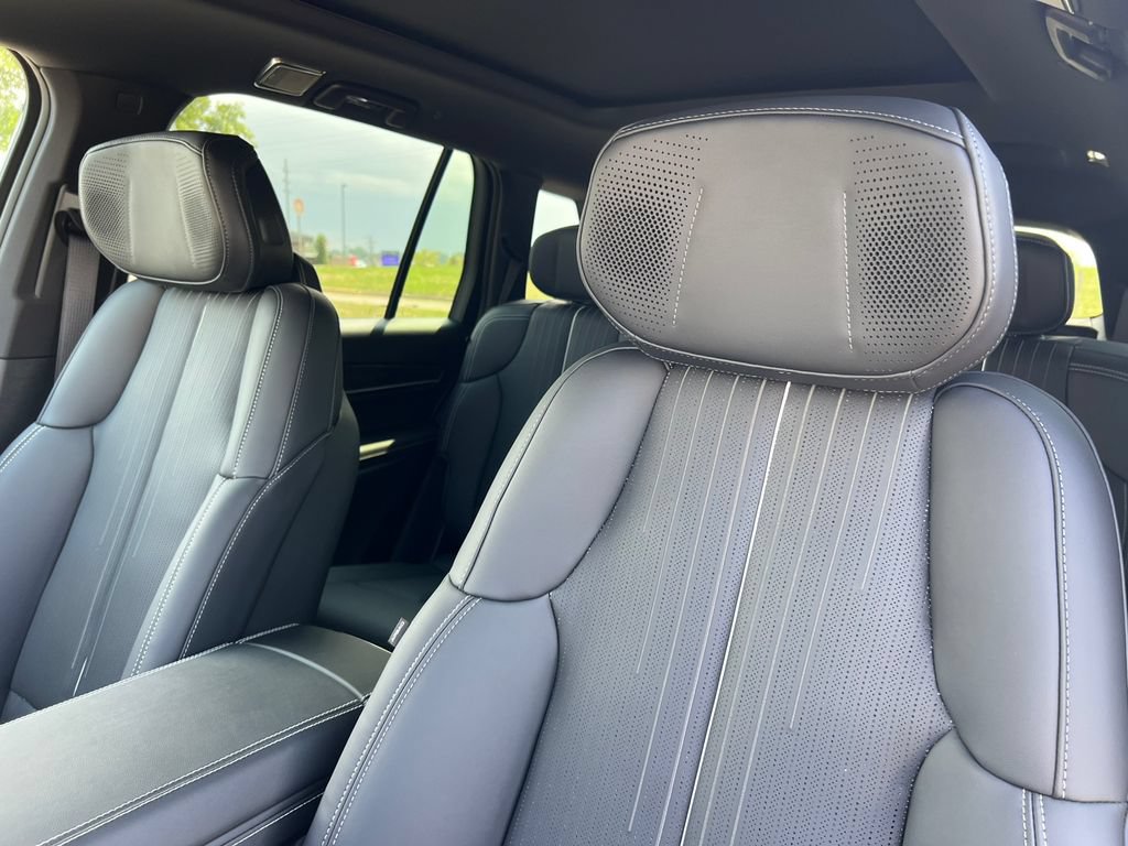 New 2027 Cadillac Vistiq Sport w/ LPO, Floor Liner Package AWD/4WD image 12