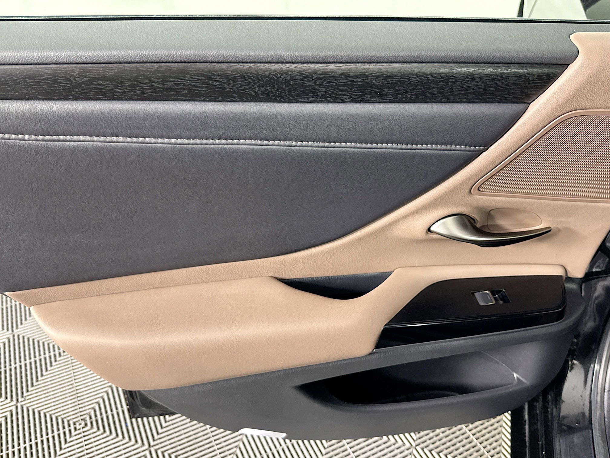 Used 2024 Lexus ES 350 w/ Premium Package image 25