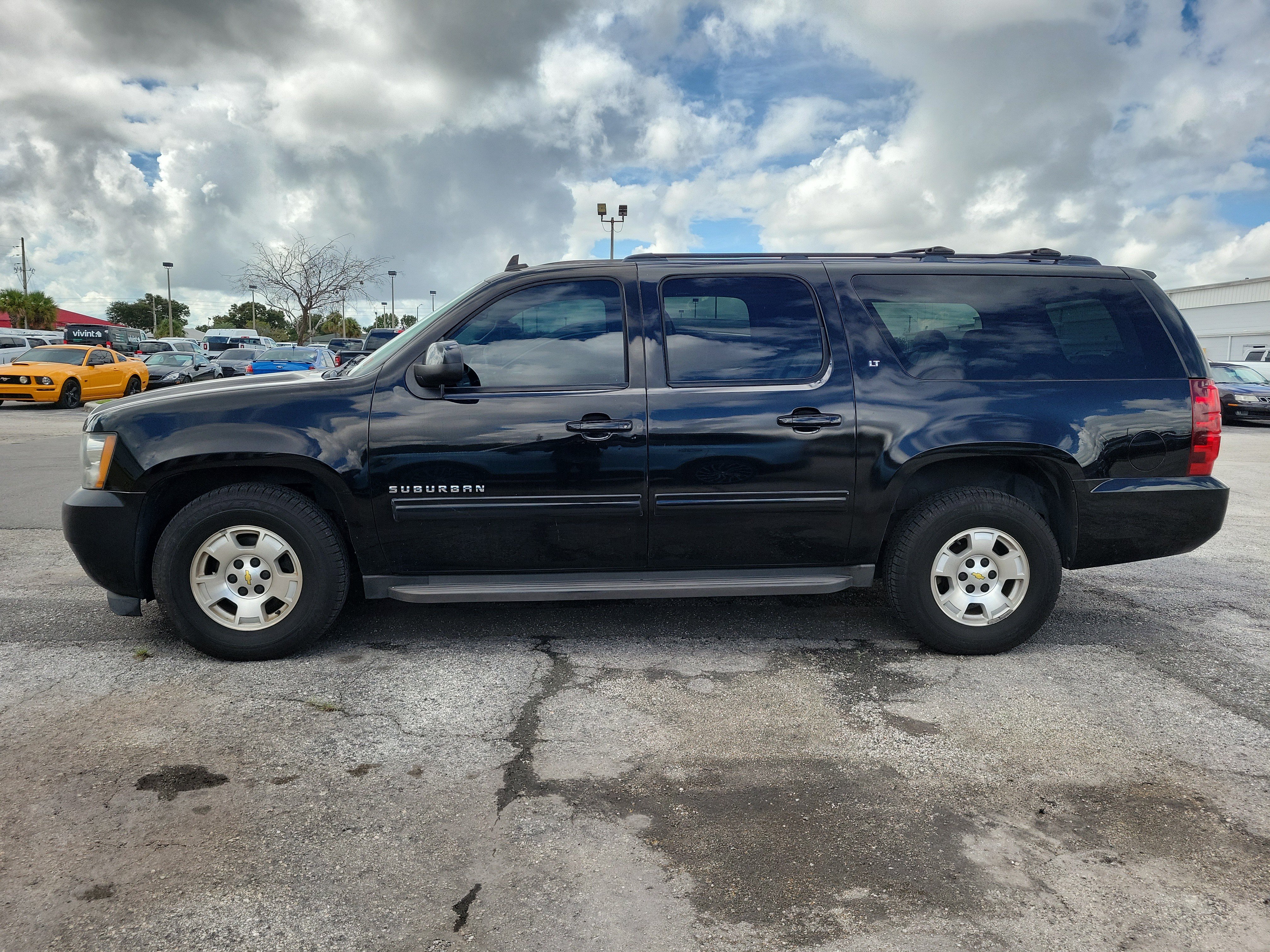 Used 2012 Chevrolet Suburban LT RWD image 4