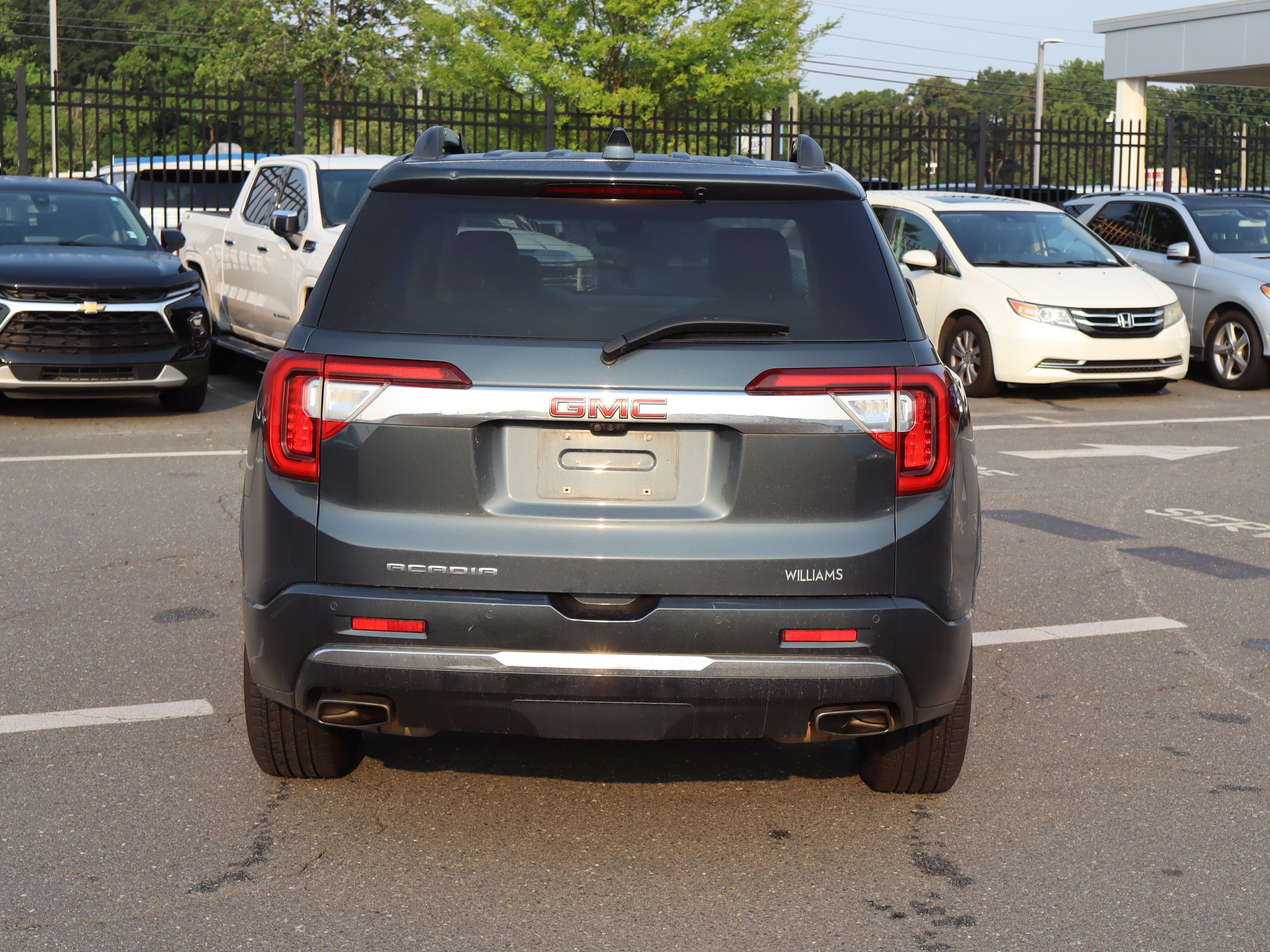 Used 2020 GMC Acadia Denali w/ Technology Package FWD image 9