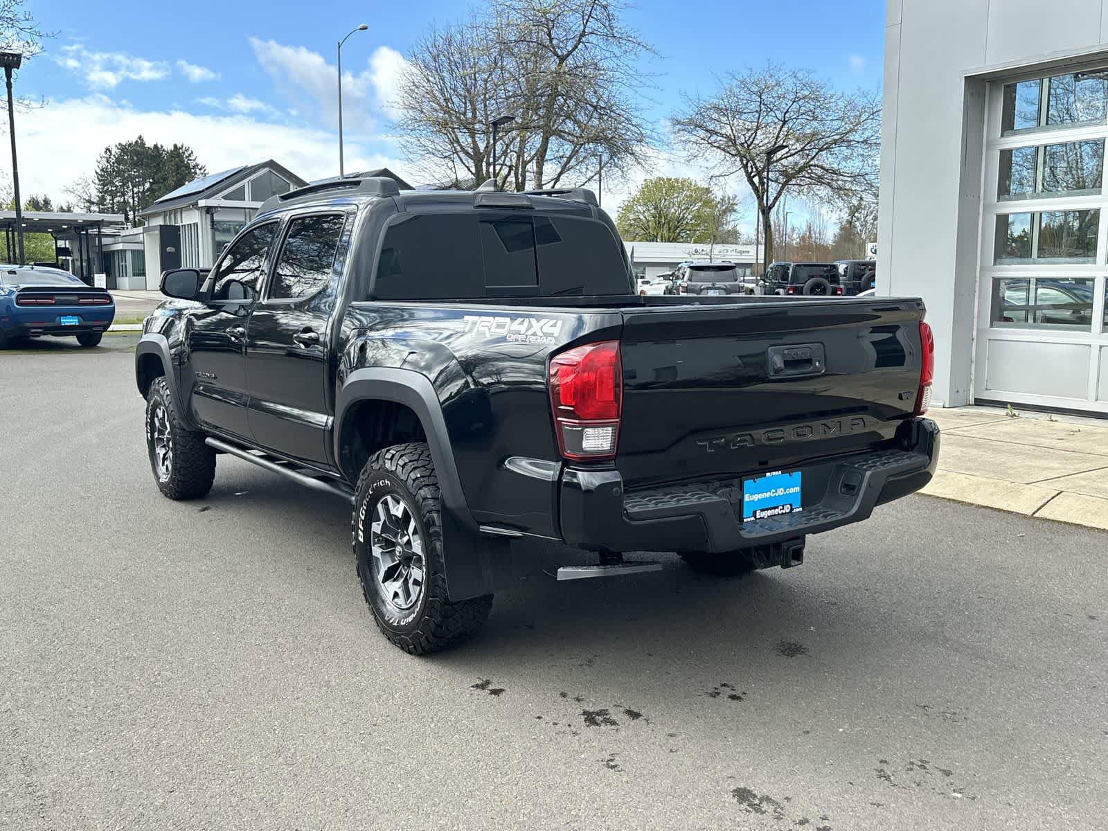 Used 2018 Toyota Tacoma TRD Off-Road image 3