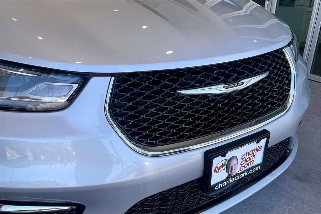 Used 2024 Chrysler Pacifica Touring-L FWD image 27