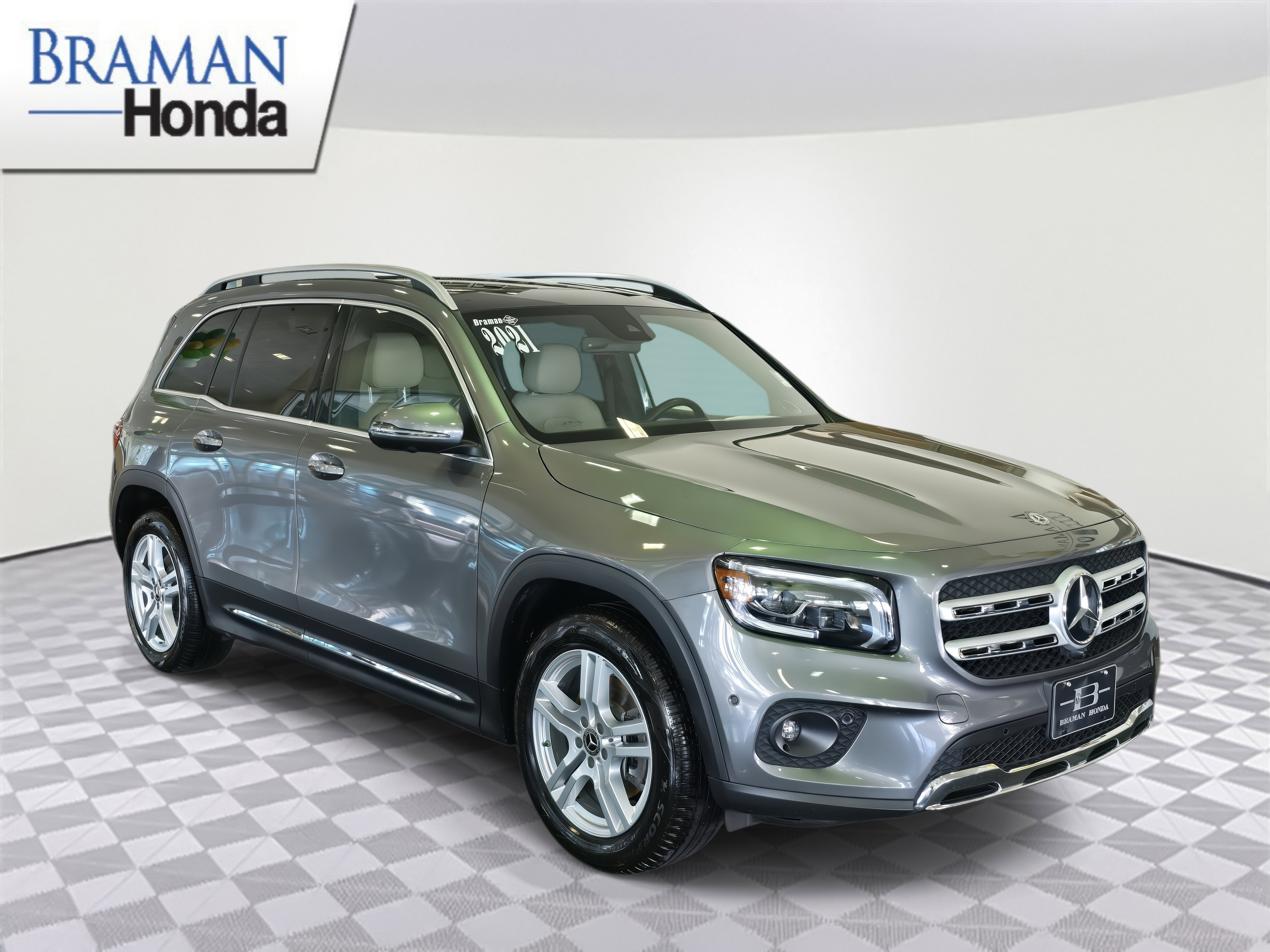 Used 2021 Mercedes-Benz GLB 250 4MATIC image 2