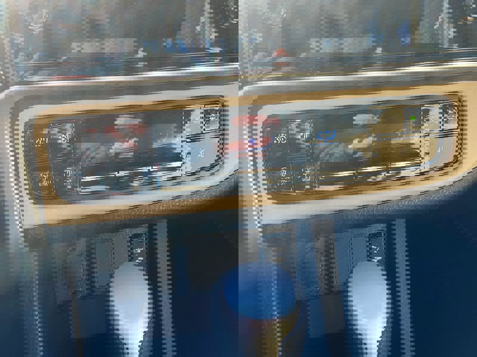 Used 2017 Toyota Corolla LE w/ Carpet Mat Package (TMS) FWD image 18