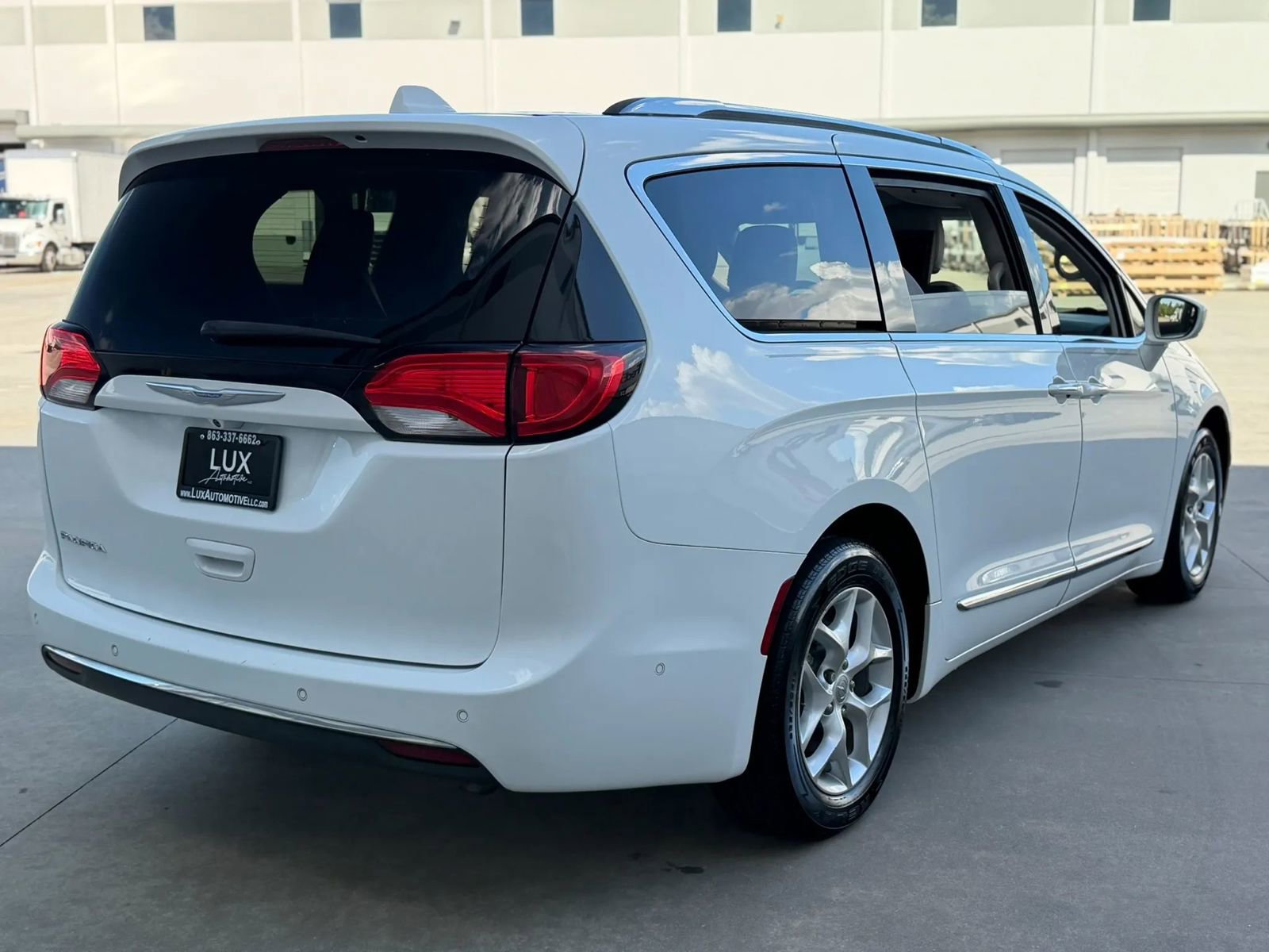 Used 2017 Chrysler Pacifica Touring-L Plus image 7