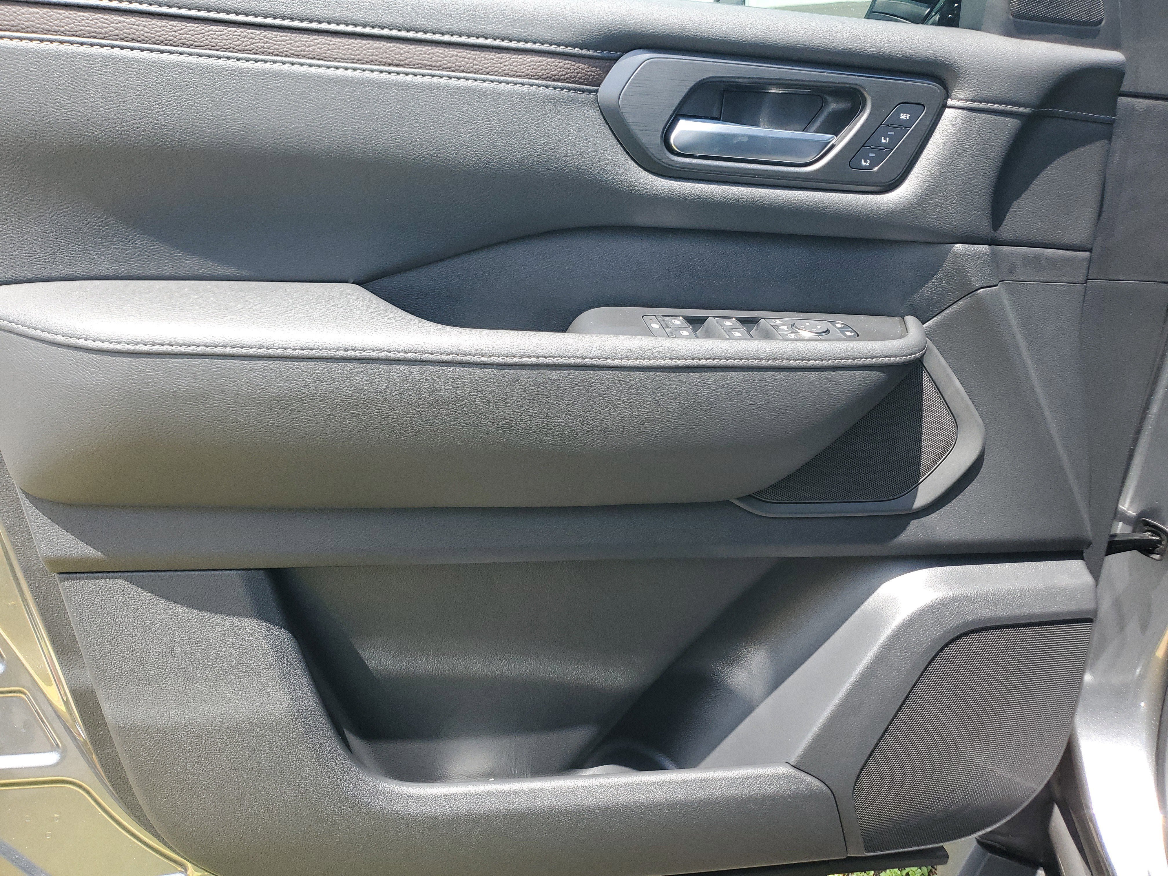 New 2025 Nissan Armada SL w/ Captain's Chari Seat Package RWD image 9