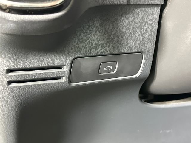 Used 2023 Volvo XC40 Recharge Ultimate image 19