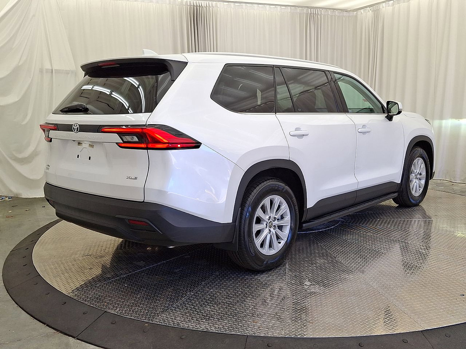 Used 2024 Toyota Grand Highlander XLE image 25