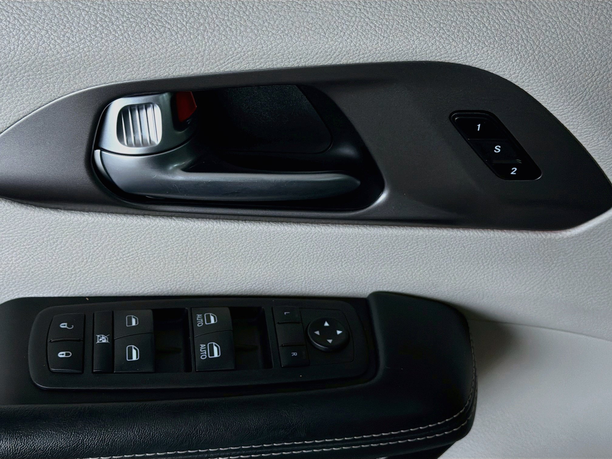 Used 2023 Chrysler Pacifica Touring-L FWD image 15