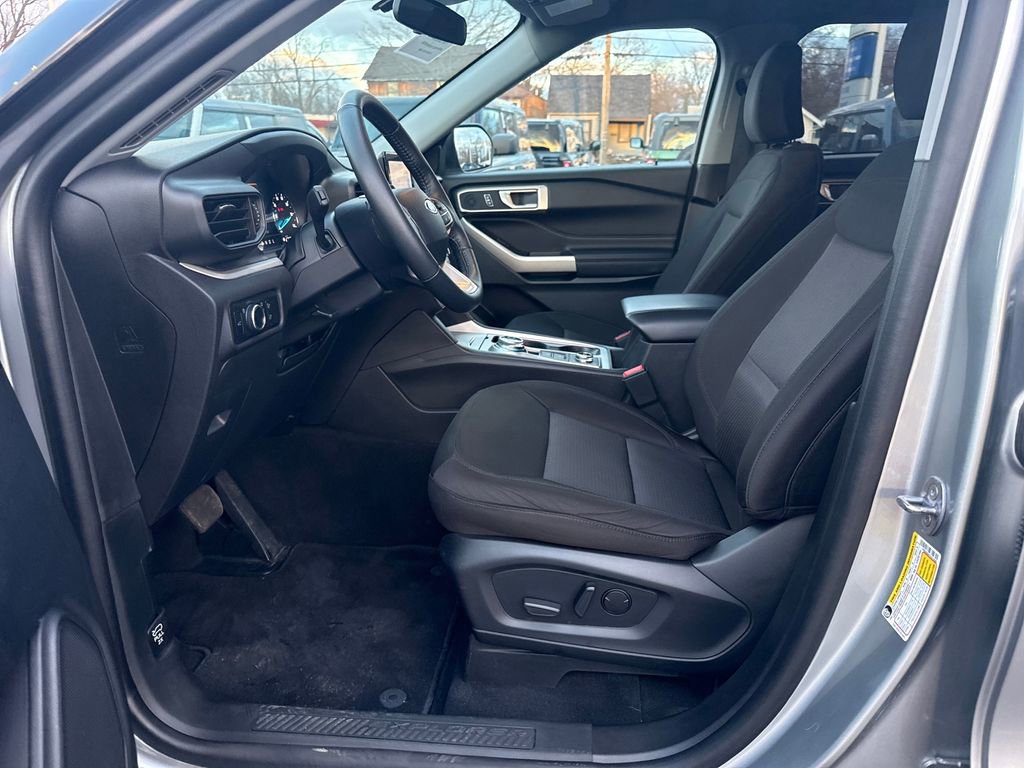 Used 2023 Ford Explorer XLT AWD/4WD image 22
