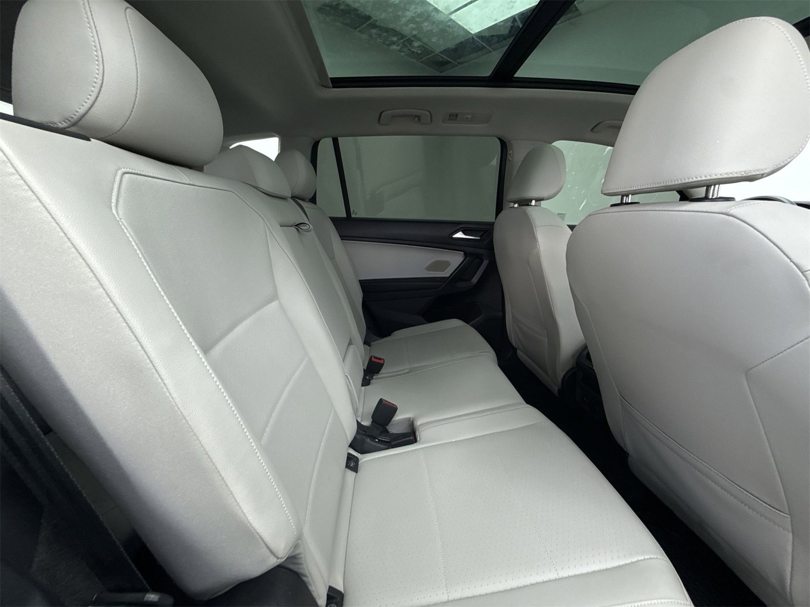 Used 2021 Volkswagen Tiguan SE w/ Panoramic Sunroof Package image 33