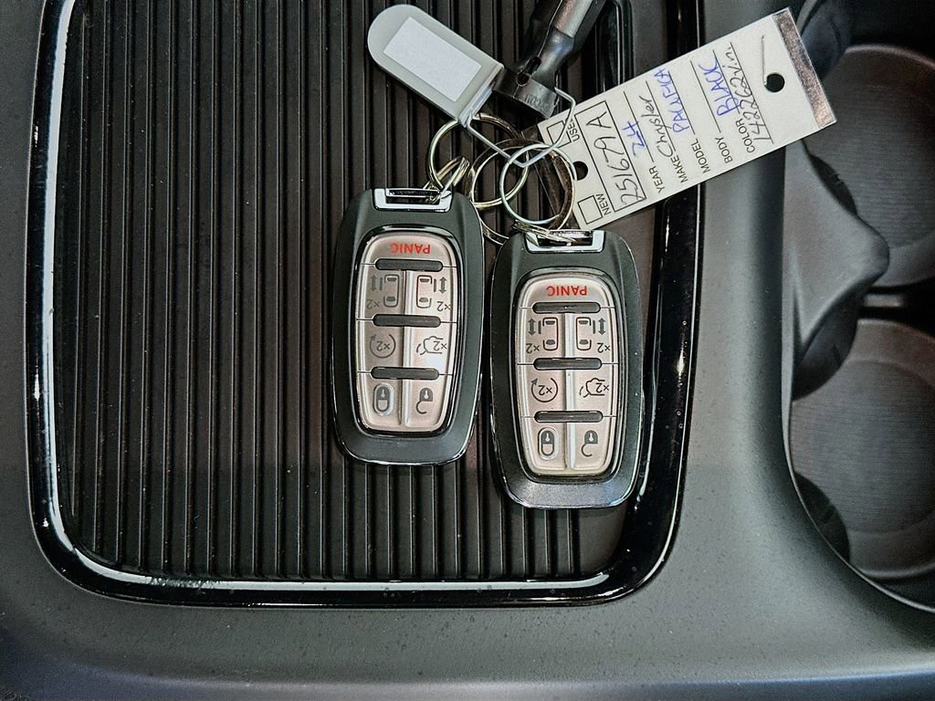 Used 2024 Chrysler Pacifica Touring-L w/ S Appearance Package FWD image 33