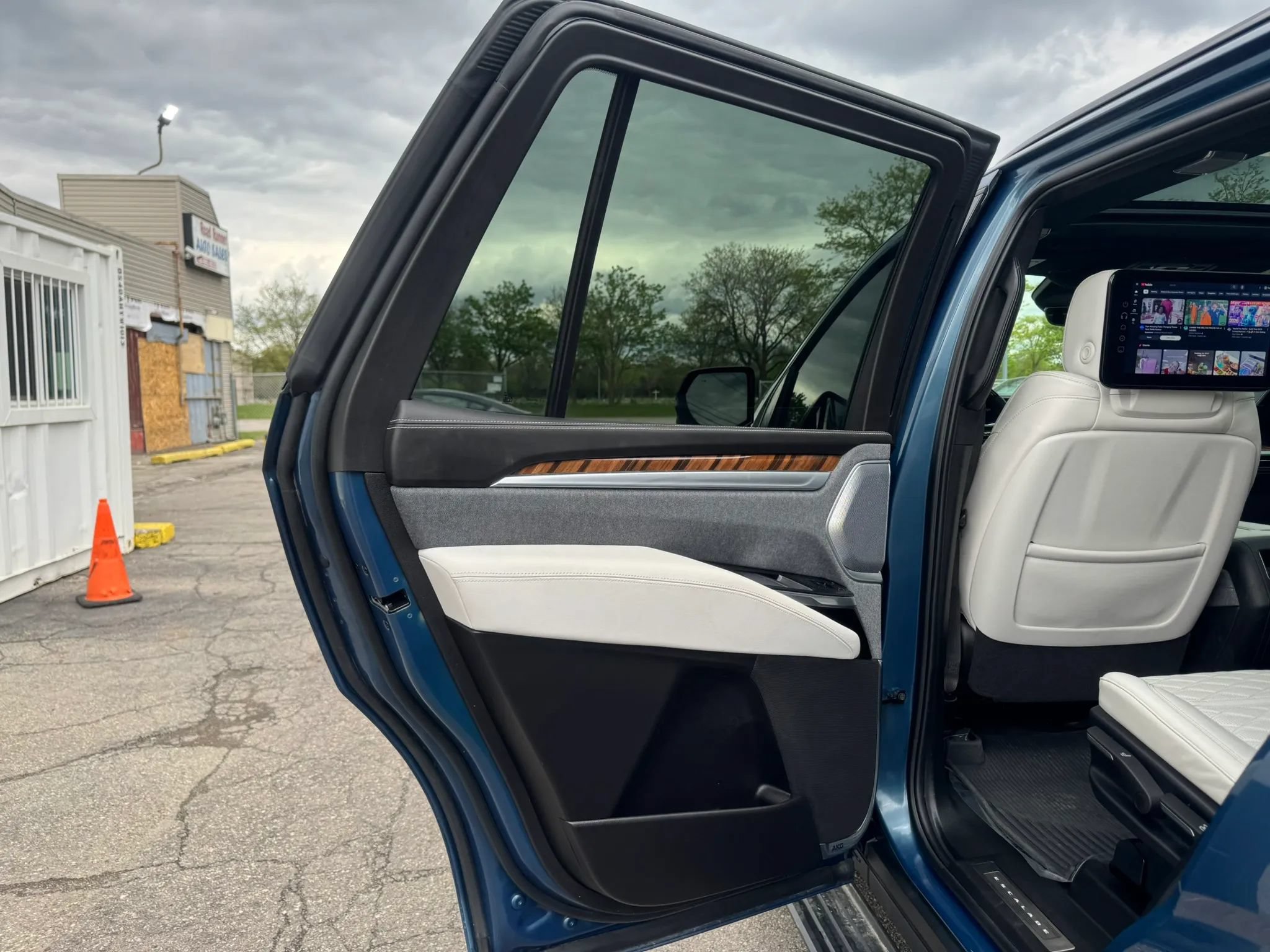 Used 2025 Cadillac Escalade Sport Platinum w/ LPO, Floor Liner Package AWD/4WD image 21
