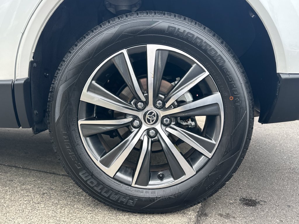 Certified 2024 Toyota Venza LE AWD/4WD image 27