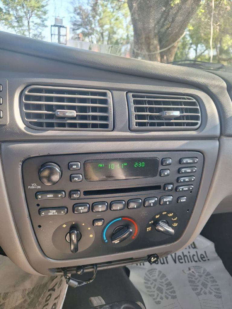 Used 2005 Ford Taurus SE image 4