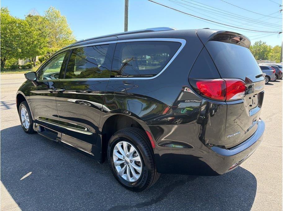 Used 2018 Chrysler Pacifica Touring-L Plus FWD image 4