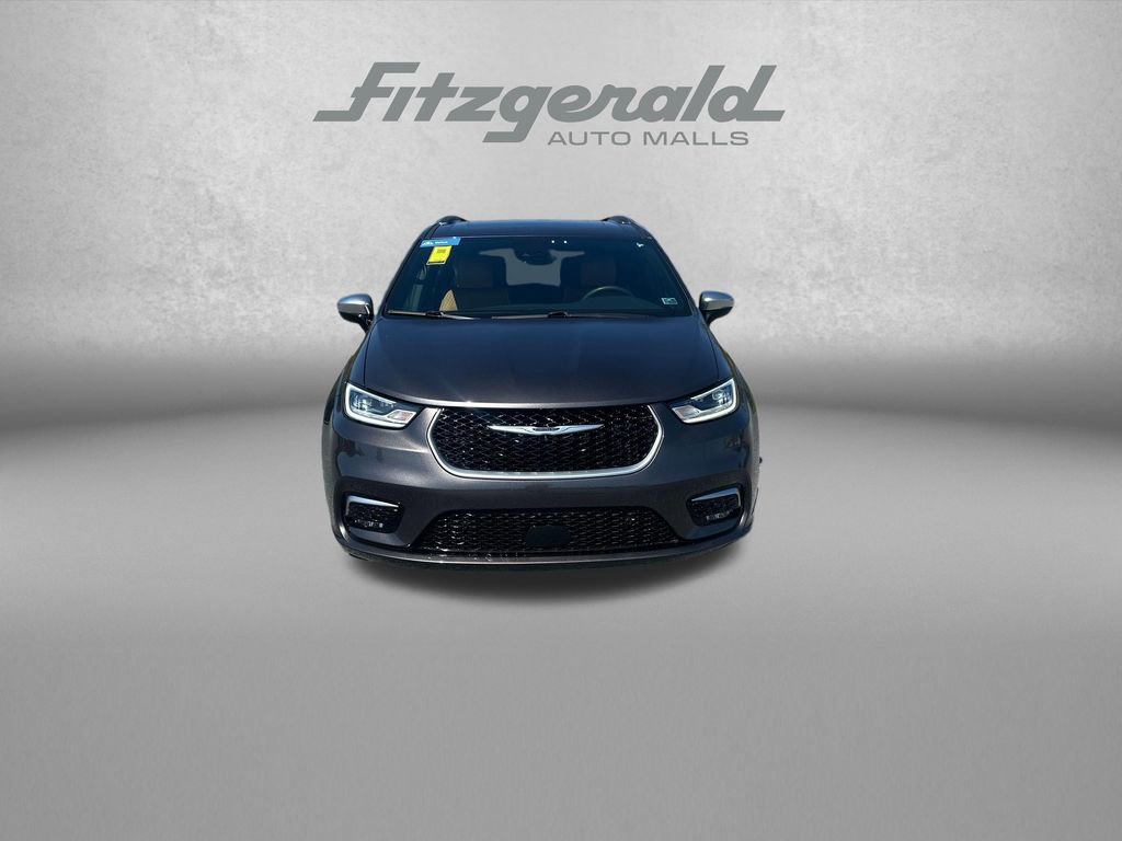 Used 2023 Chrysler Pacifica Pinnacle image 2