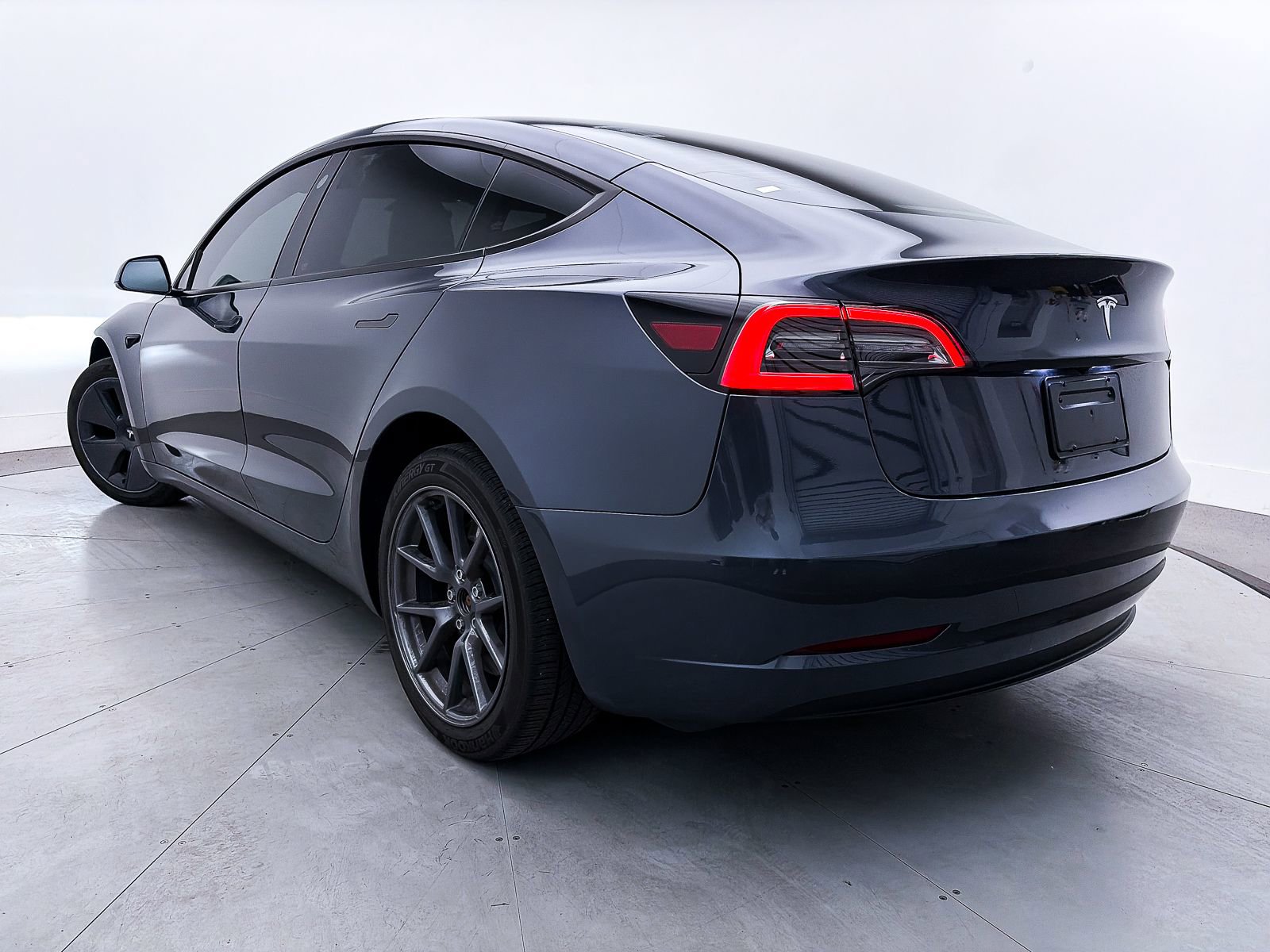 Used 2023 Tesla Model 3 Standard Range image 2