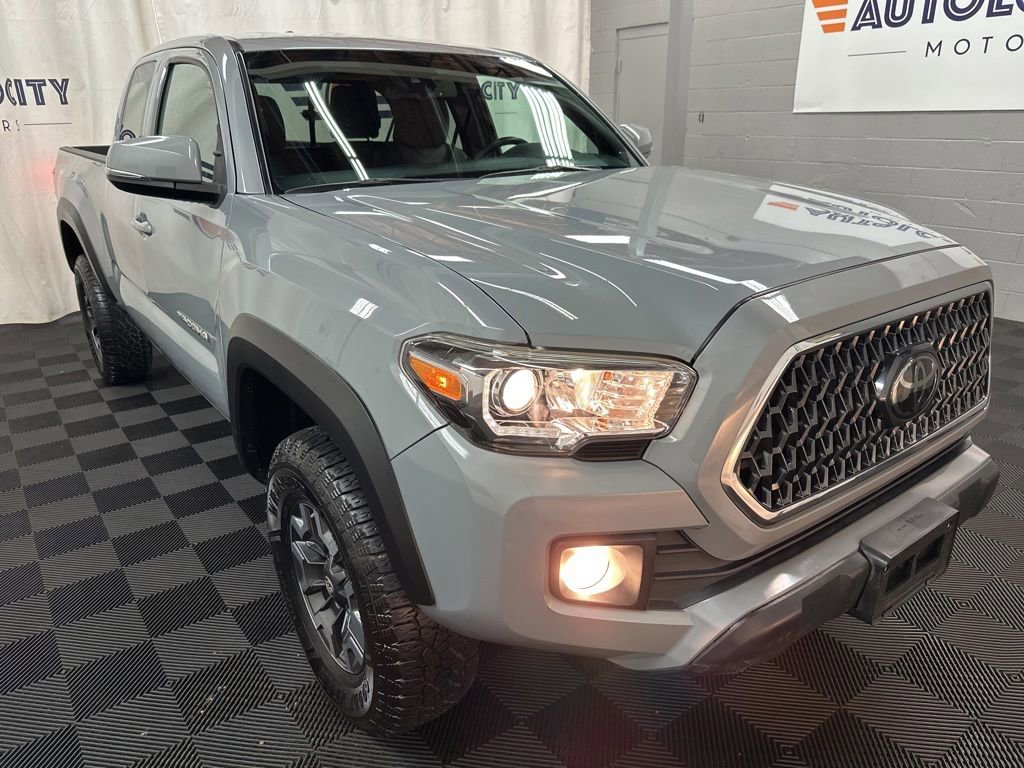 Used 2018 Toyota Tacoma SR5 AWD/4WD image 2