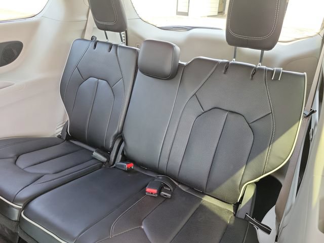 Used 2023 Chrysler Pacifica Limited w/ Trailer Tow Group AWD/4WD image 24