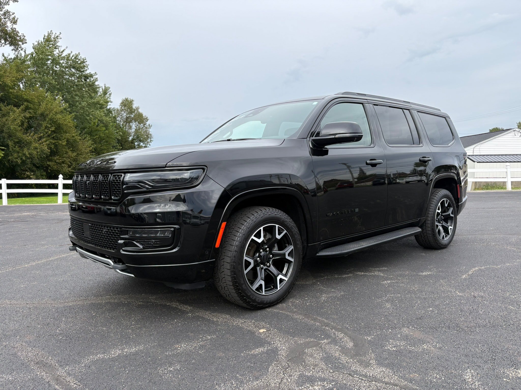 Used 2025 Jeep Wagoneer Series II AWD/4WD image 3