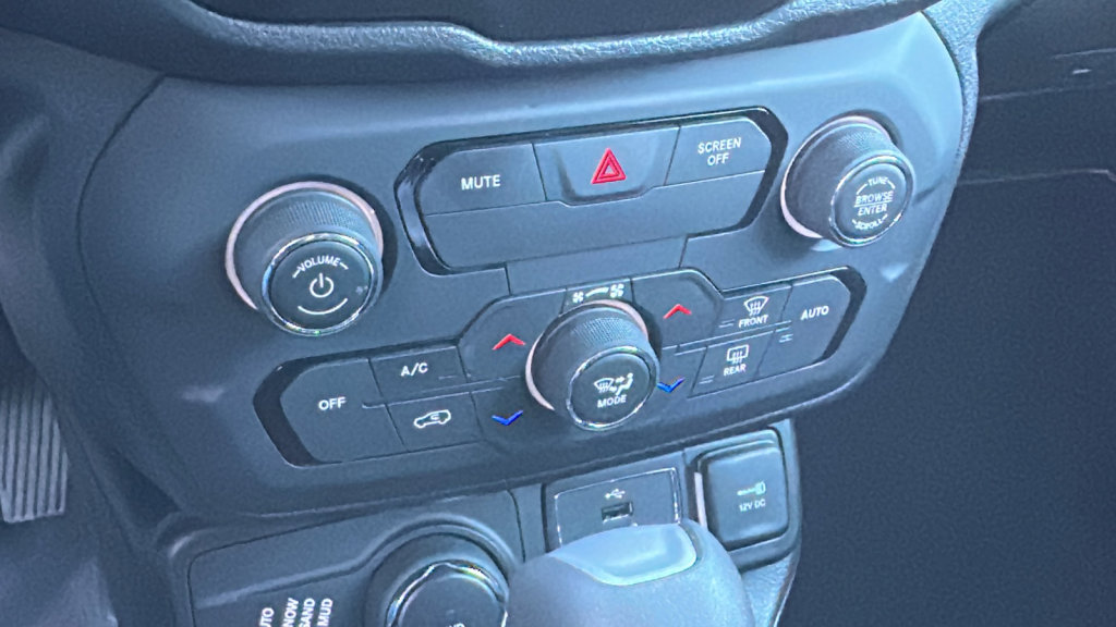 Used 2018 Jeep Renegade Latitude w/ Popular Equipment Group image 14