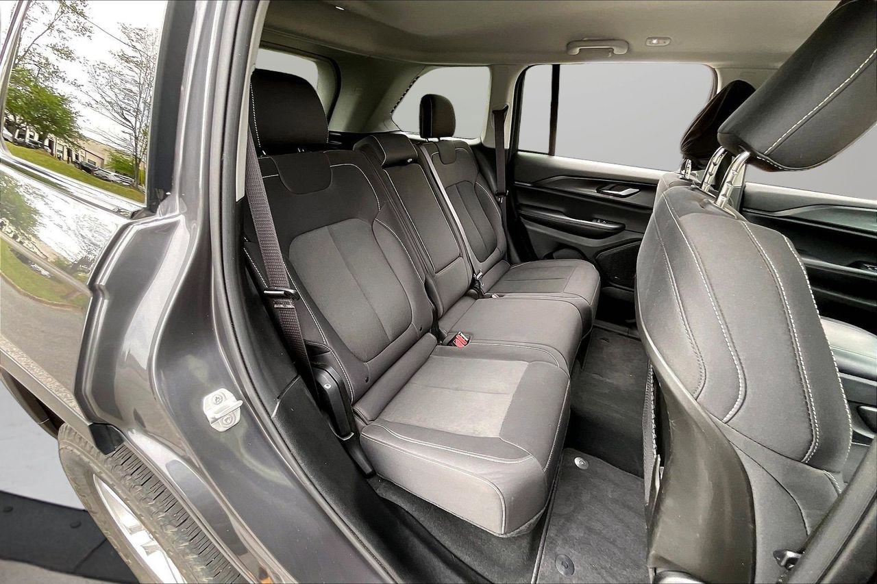 Used 2023 Jeep Grand Cherokee Laredo image 24