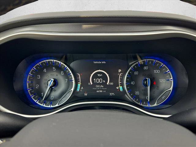 Used 2024 Chrysler Pacifica Touring-L FWD image 10