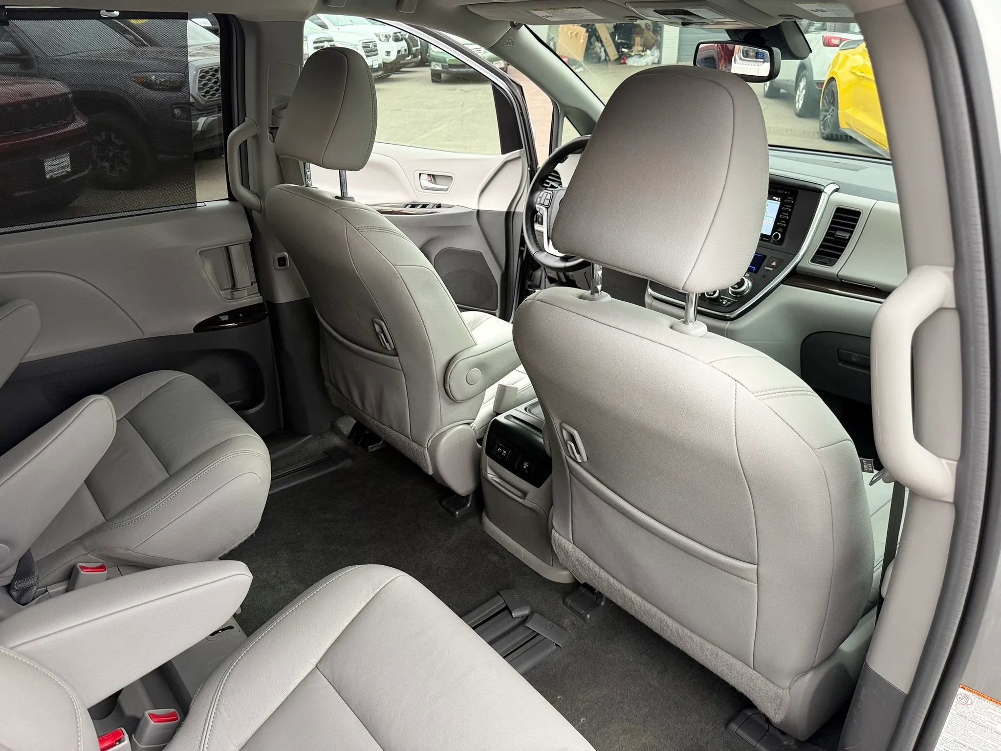Used 2018 Toyota Sienna XLE w/ XLE Navigation Package FWD image 18