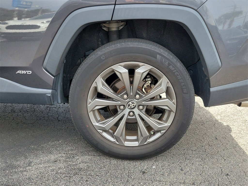 Used 2022 Toyota RAV4 XLE Premium image 9