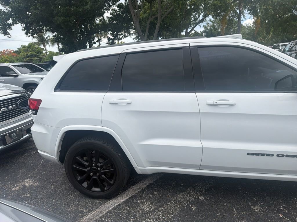 Used 2018 Jeep Grand Cherokee Altitude RWD image 13